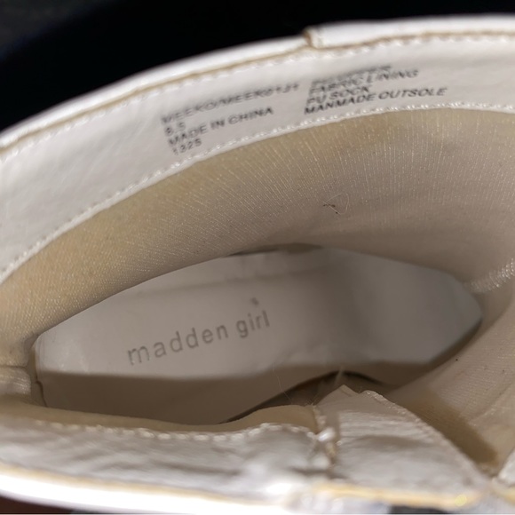 White, pointed toe booties. - Picture 5 of 7